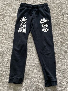 Nike Sportswear Club Fleece Big Kids' Joggers Size Medium Black Graphic Print